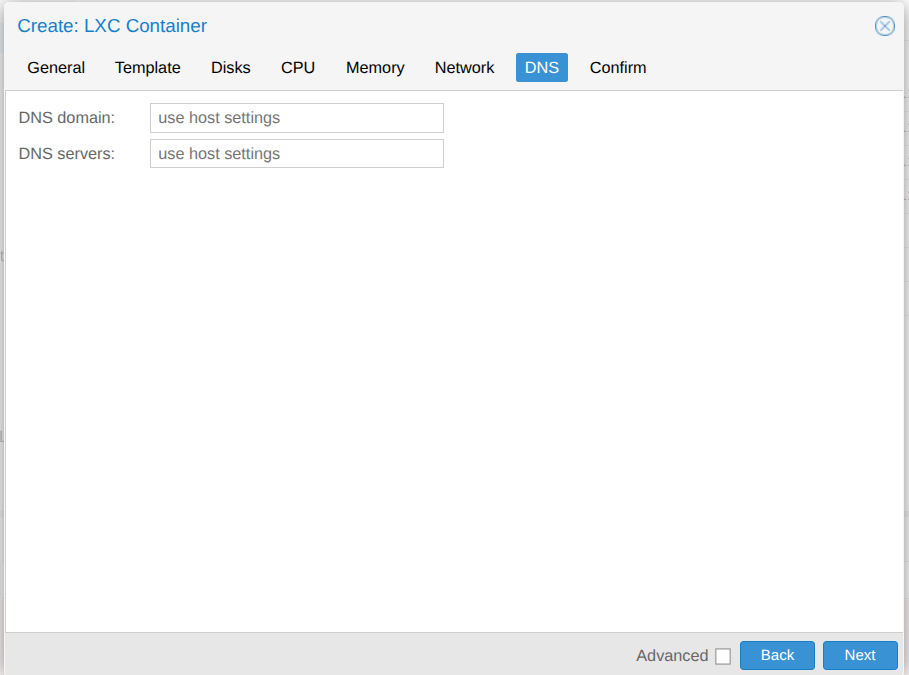 LXC作成のDNSタブ。両項目がuse host settingsのデフォルト状態